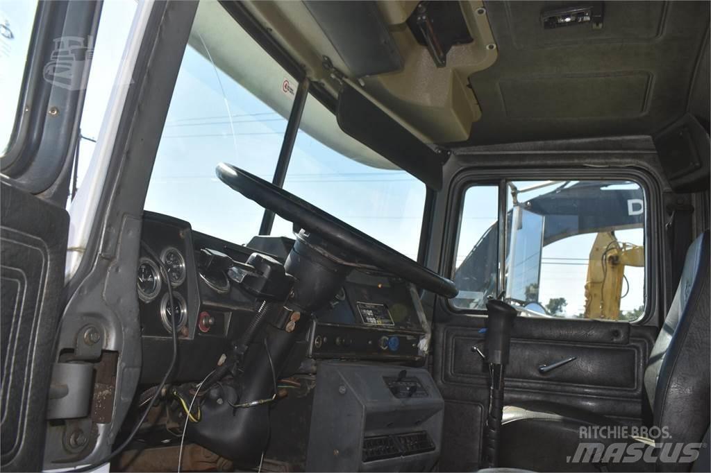 Mack RD690S Самосвал