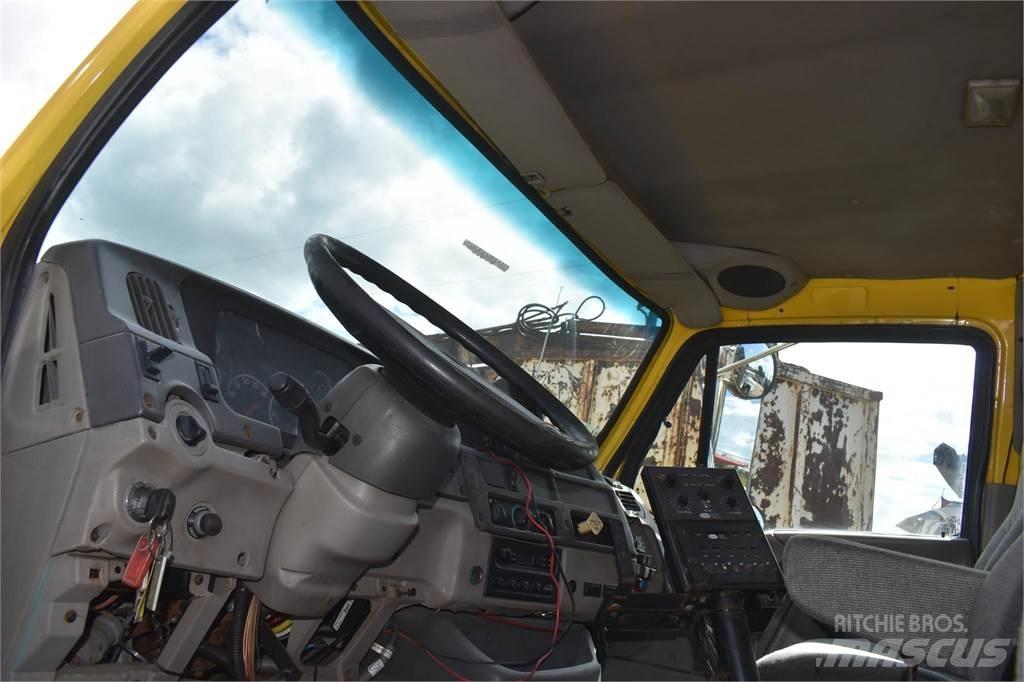 Sterling L7500 Самосвал