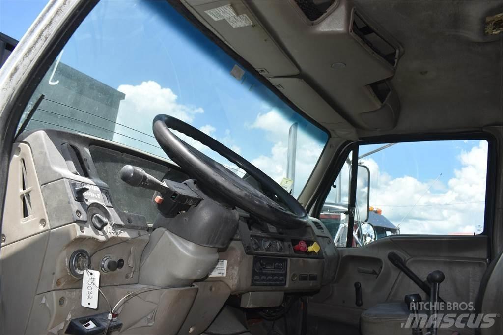 Sterling L7500 Самосвал