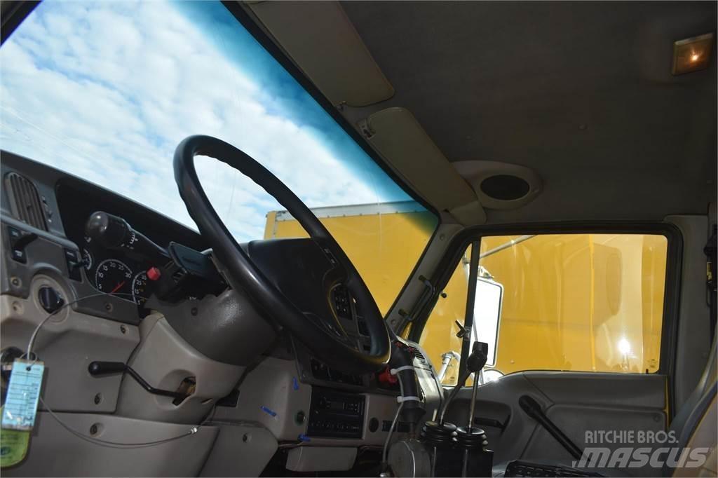 Sterling L8500 Самосвал