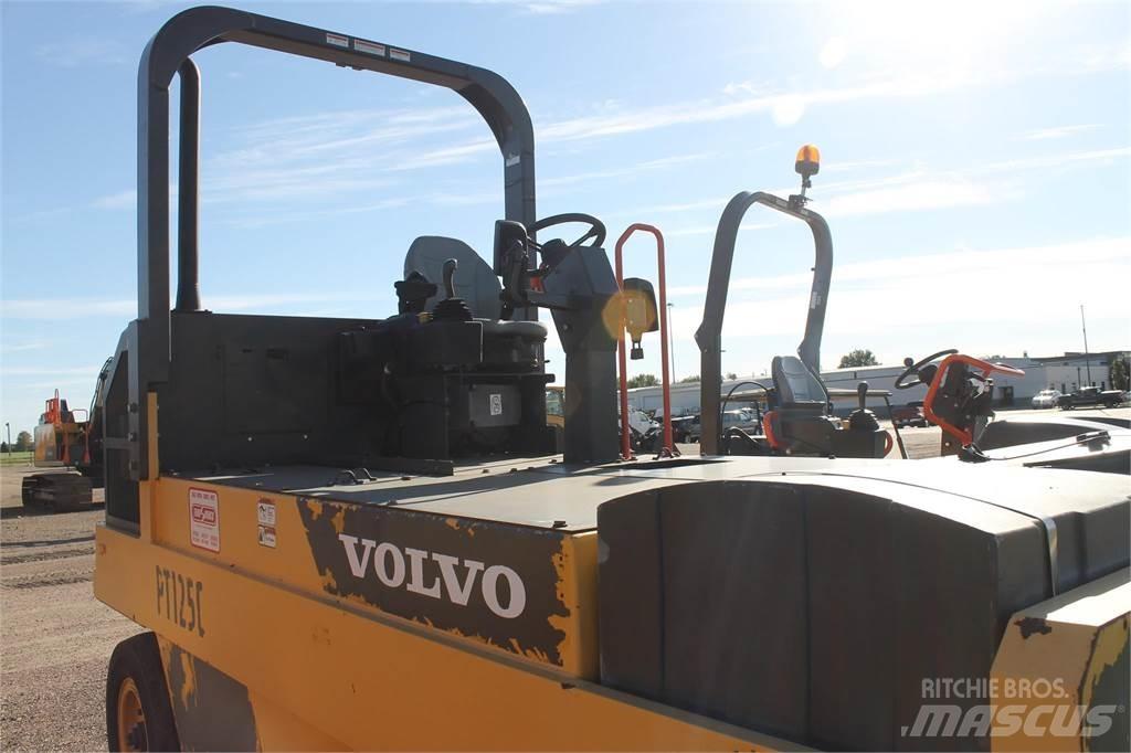 Volvo PT125C Пневматични гумени  ролки
