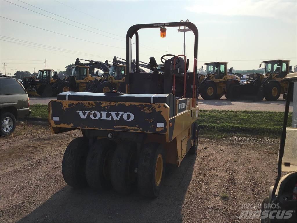 Volvo PT125C Пневматични гумени  ролки
