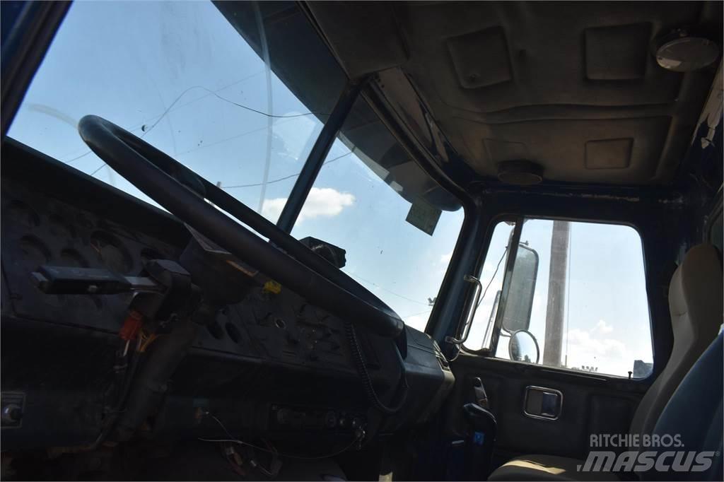 Volvo WG64T Самосвал