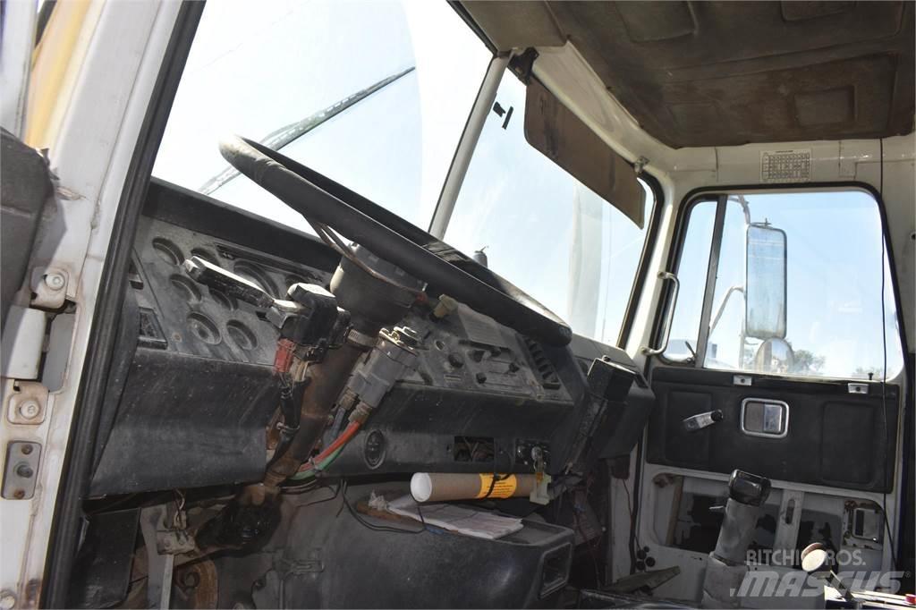 White/GMC WG42 Самосвал
