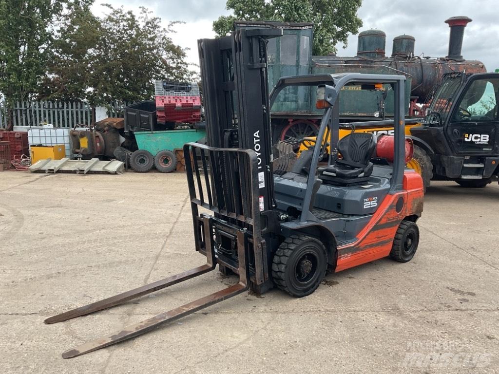 Toyota 02-8FGF25 Камиони с АГУ