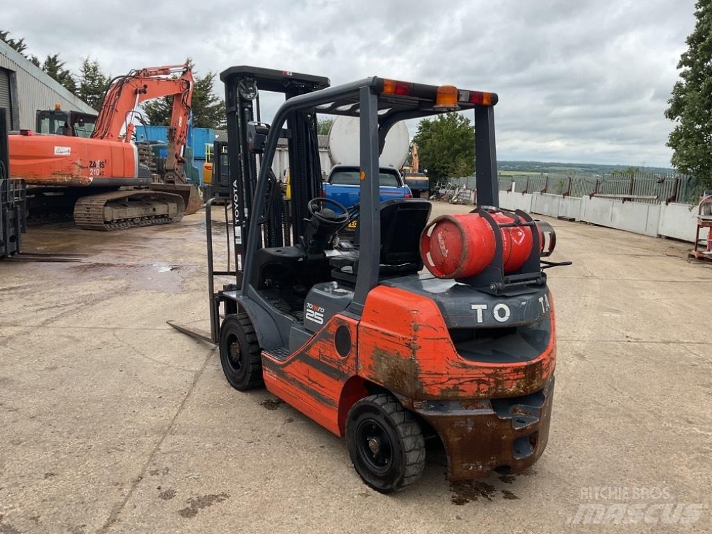 Toyota 02-8FGF25 Камиони с АГУ