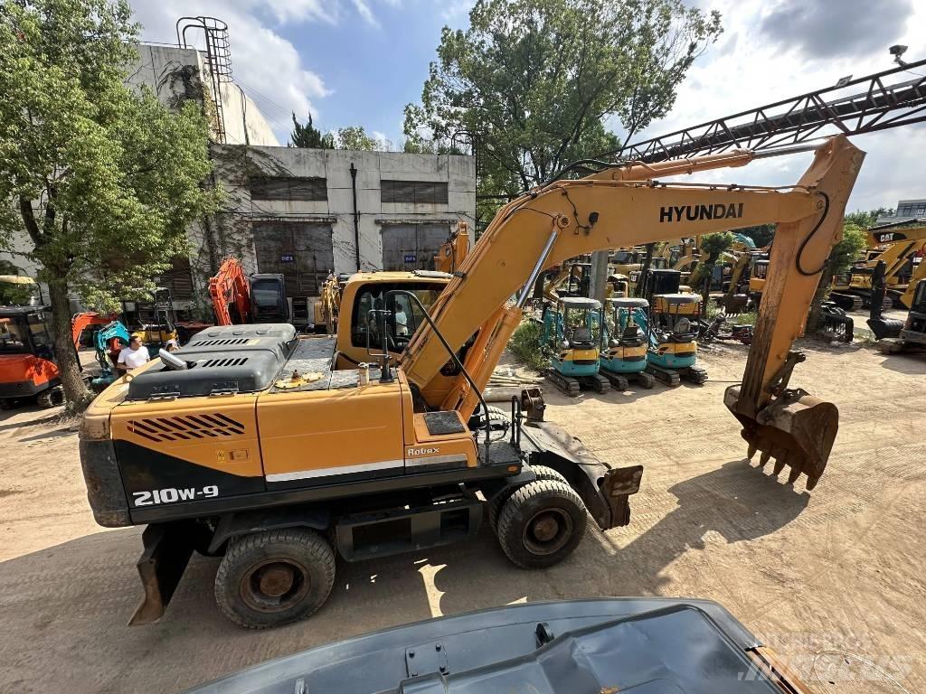 Hyundai R210W-9 Колесни екскаватори