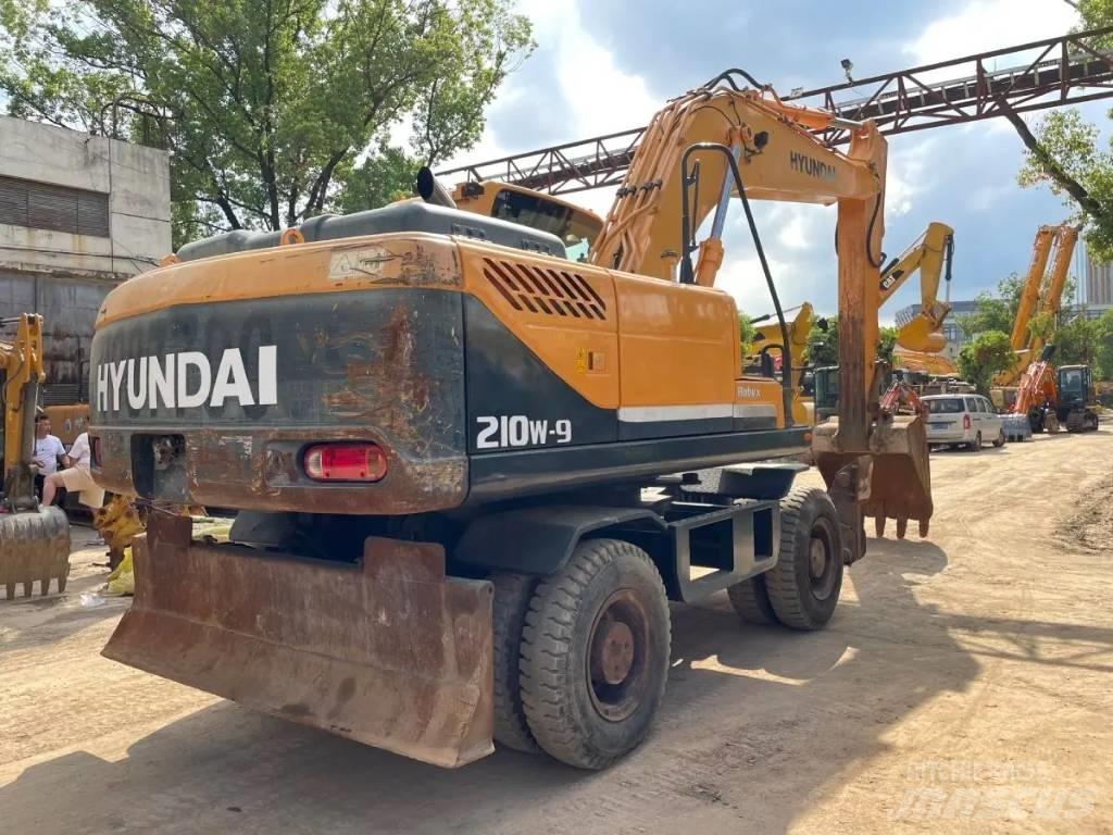 Hyundai R210W-9 Колесни екскаватори