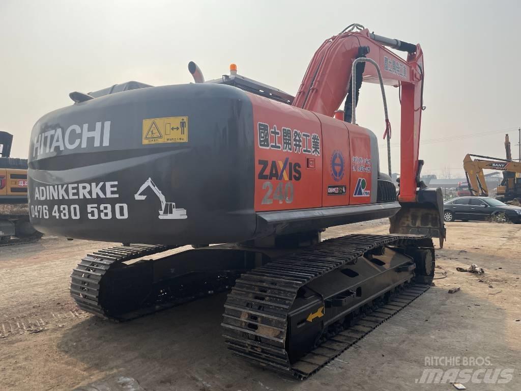 Hitachi 240 Средни екскаватори 7т - 12т