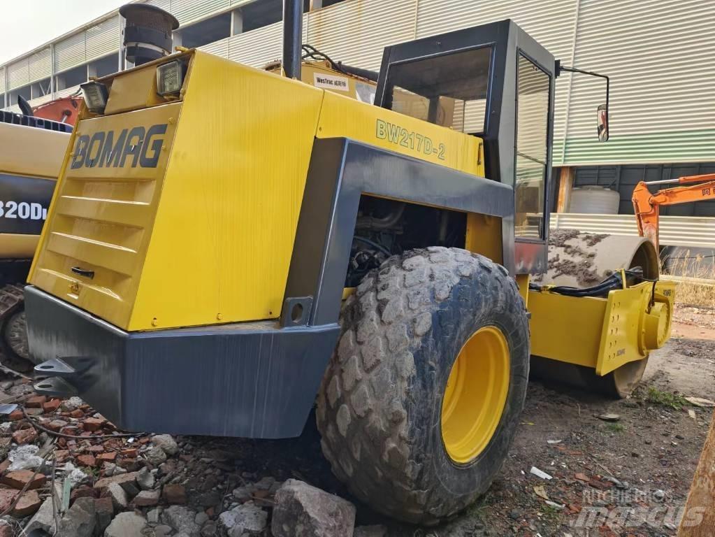 Bomag BW 217 Еднобарабанни ролки
