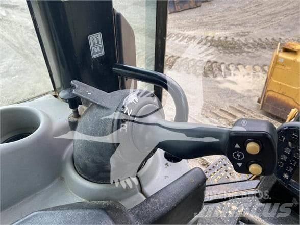 CAT D6N XL Верижни булдозери
