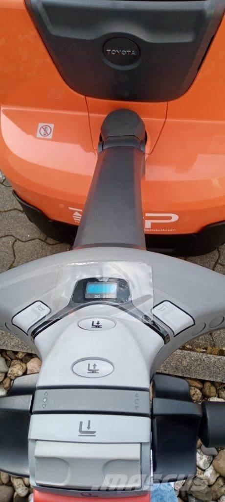 Toyota SWE120L Колички високоповдигачи с теглич