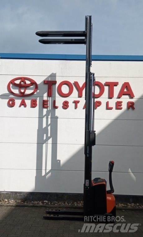 Toyota SWE120L Колички високоповдигачи с теглич