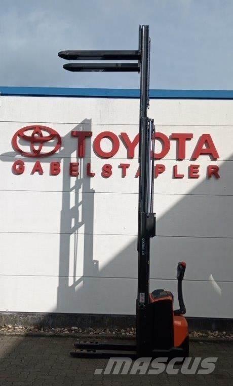 Toyota SWE120L Колички високоповдигачи с теглич