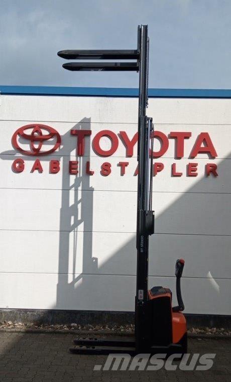 Toyota SWE120L Самоходни товарачи