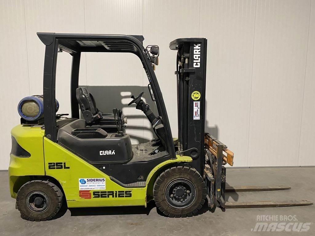 Clark S25L Камиони с АГУ