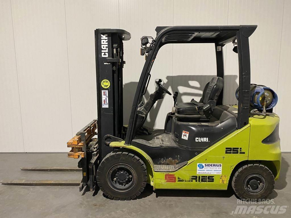 Clark S25L Камиони с АГУ