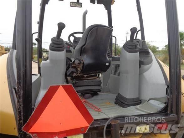 CAT 420F Товарач със заден ексватор