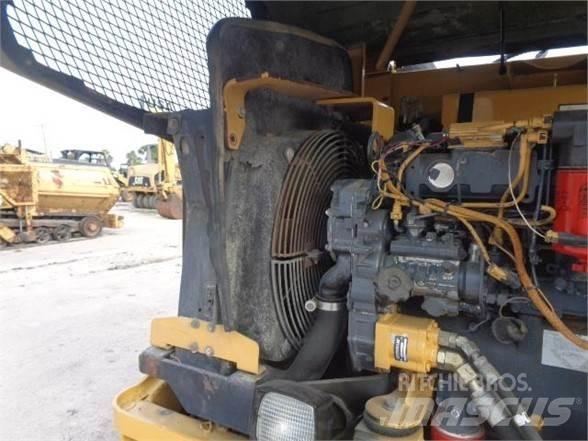 CAT PS-150C Пневматични гумени  ролки

