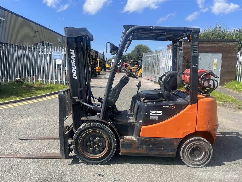Doosan G25P-5 Камиони с АГУ