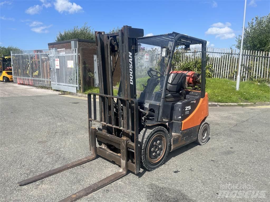 Doosan G25P-5 Камиони с АГУ