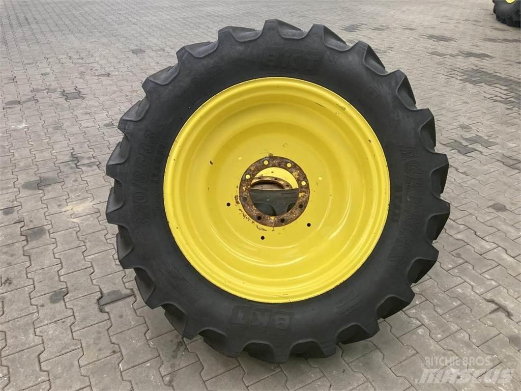  UNBEKANNT 12.4R32 Колелета/Гуми