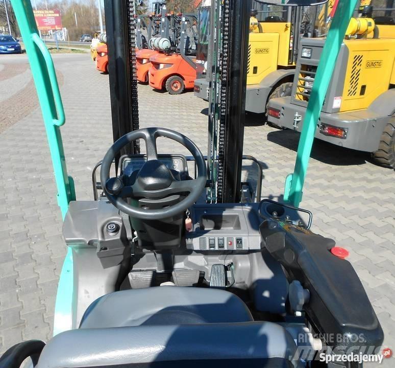 Mitsubishi FG25N Камиони с АГУ