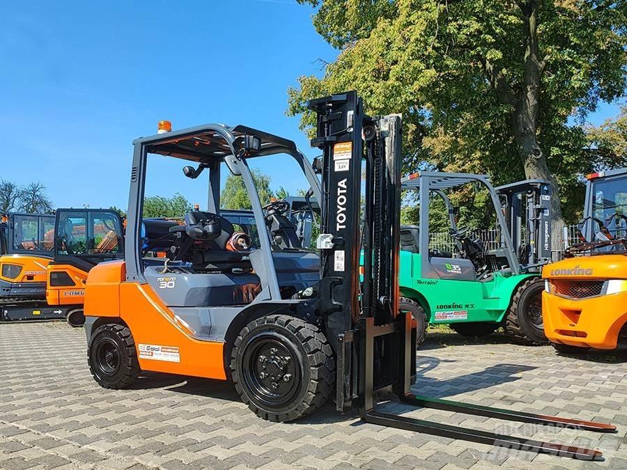 Toyota 02-8FGF30 Камиони с АГУ