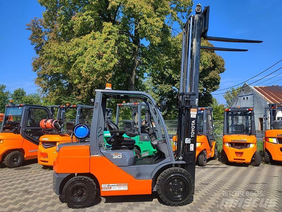 Toyota 02-8FGF30 Камиони с АГУ