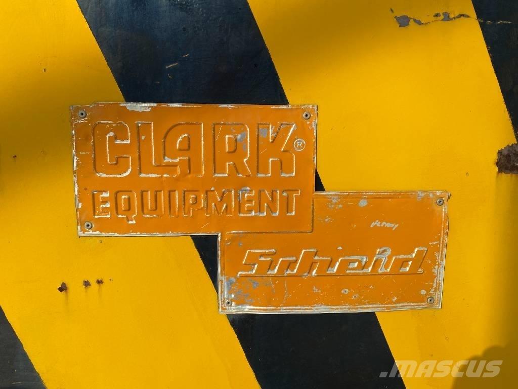 Clark Equipment Гуми