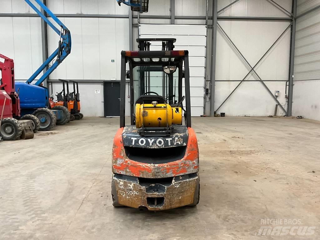 Toyota Tonero 30 Камиони с АГУ