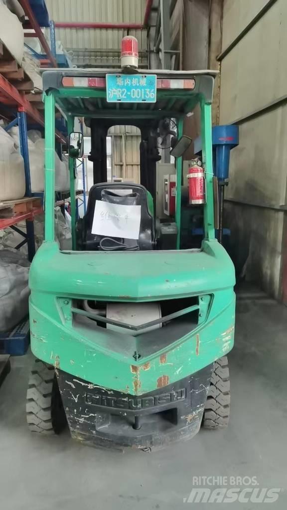 Mitsubishi FD 25 Дизелови камиони