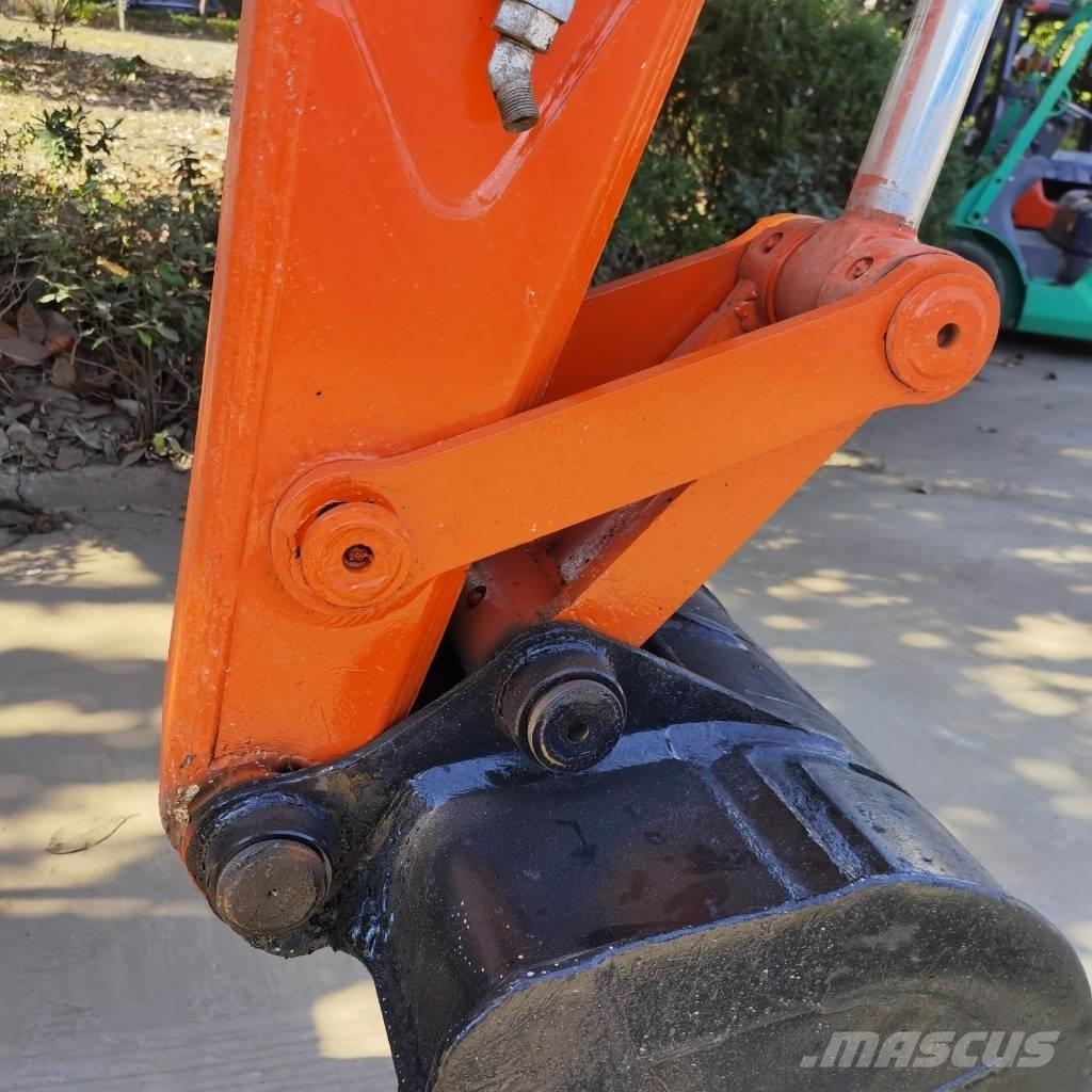 Hitachi ZX70 Средни екскаватори 7т - 12т