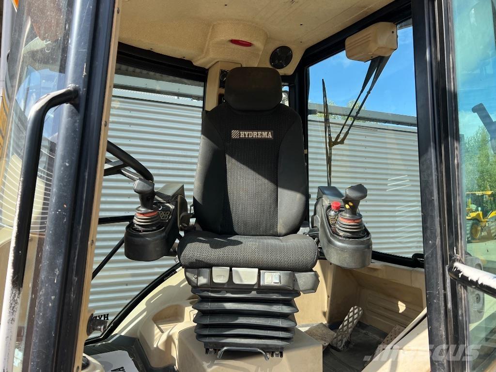 Hydrema 906 E Товарач със заден ексватор