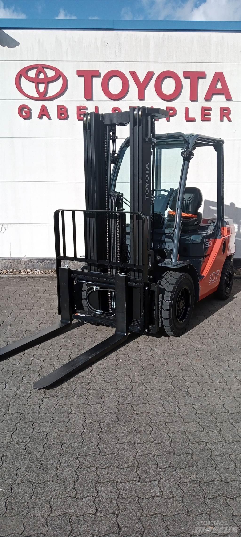 Toyota 52-8FDF30 Дизелови камиони