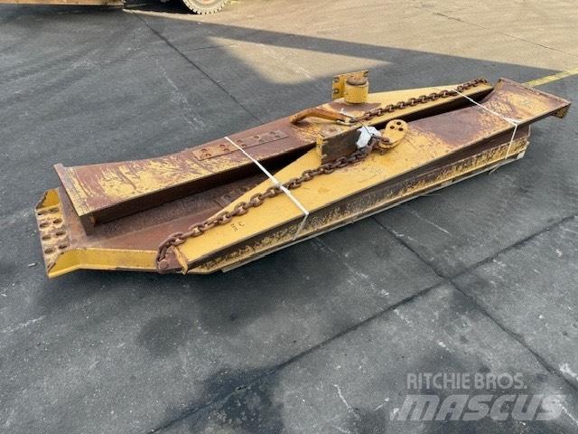 CAT 735 TAIL GATE Дъмпери/моторни превозни средства