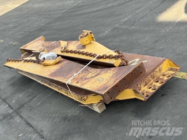 CAT 735 TAIL GATE Дъмпери/моторни превозни средства