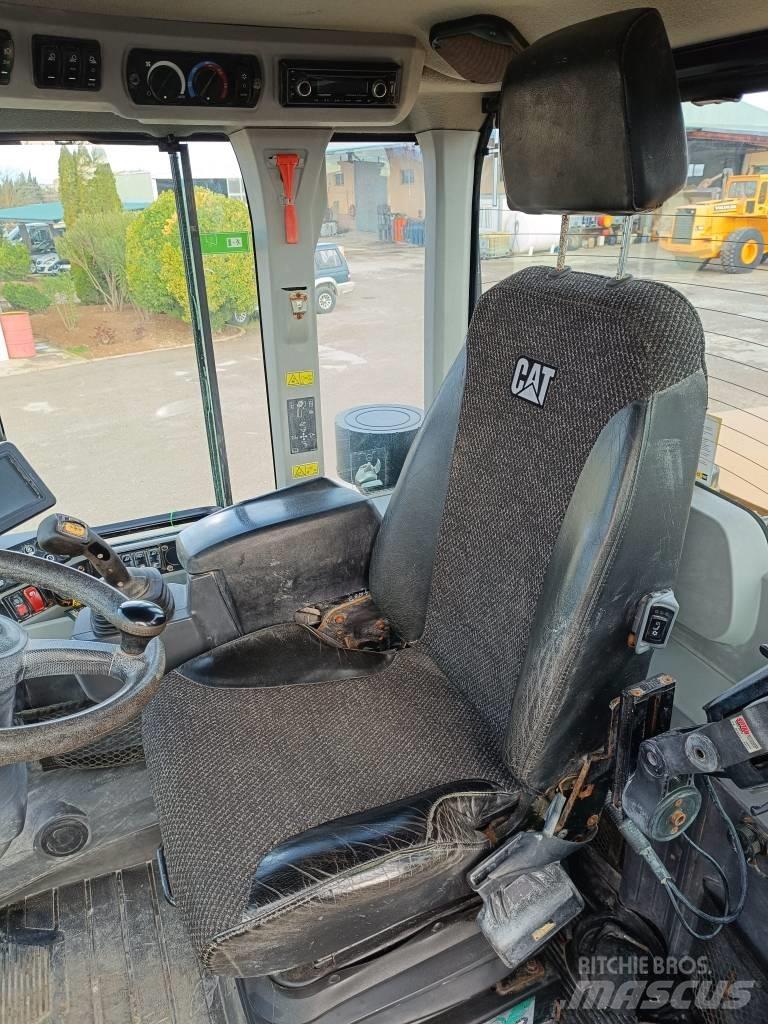 CAT 930M Колесни товарачи