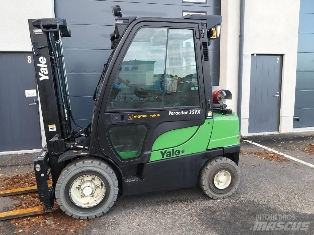Yale GLP25VX Камиони с АГУ