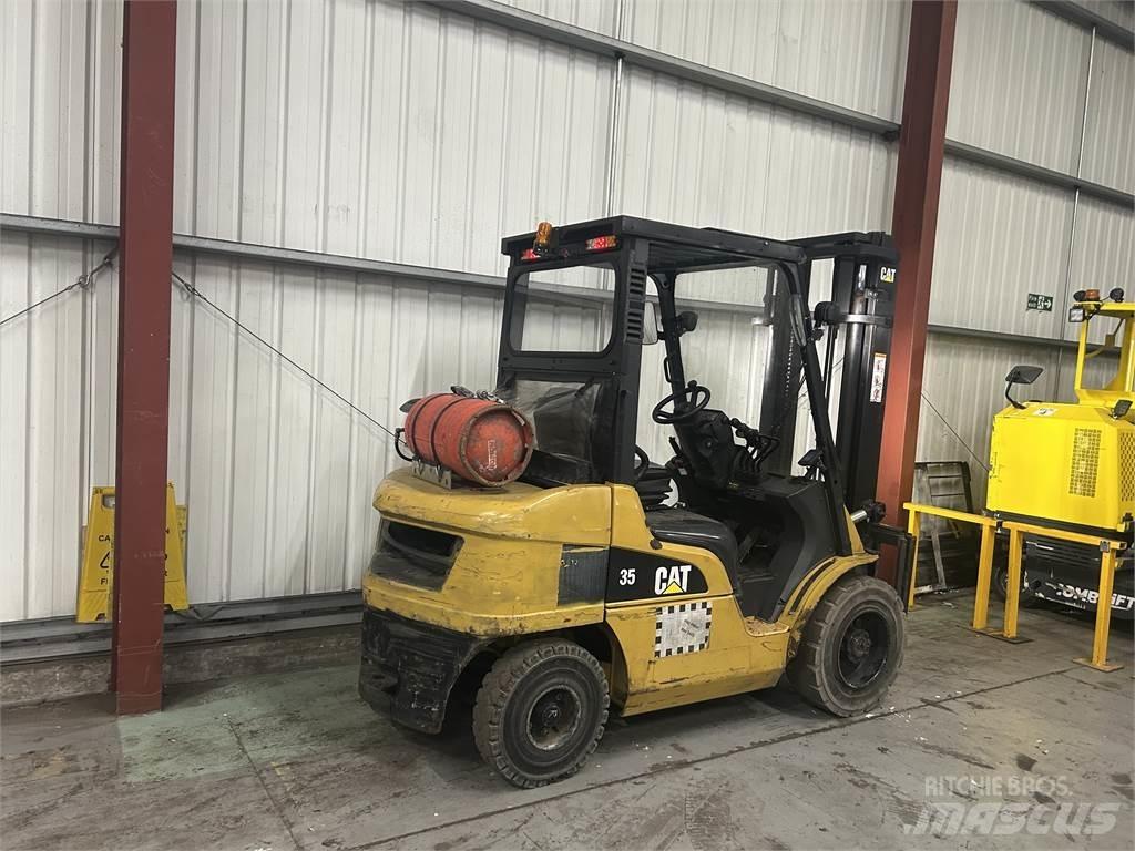 CAT GP35NT Камиони с АГУ