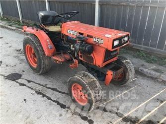 Kubota B4200 Товарач със заден ексватор