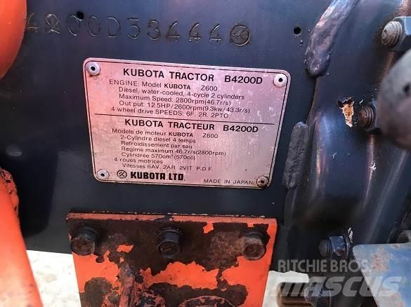 Kubota B4200 Товарач със заден ексватор