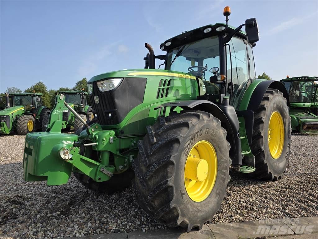 John Deere 6215R Трактори