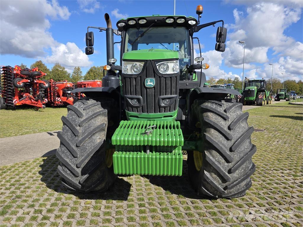 John Deere 6215R Трактори