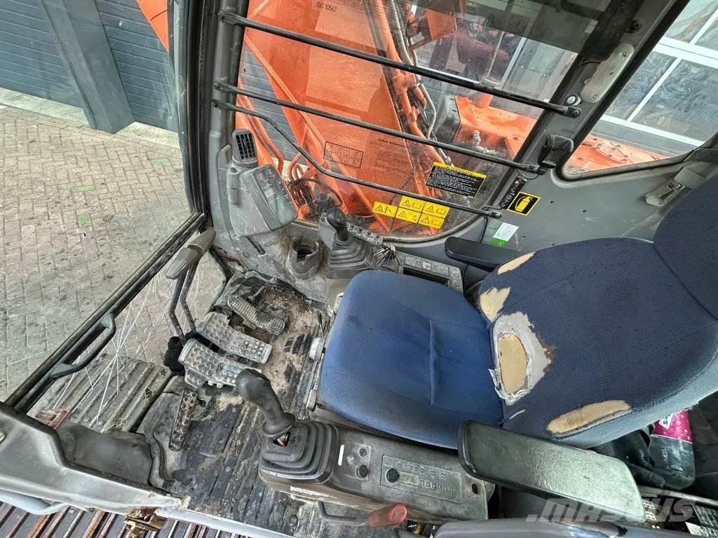 Hitachi ZX110 Средни екскаватори 7т - 12т