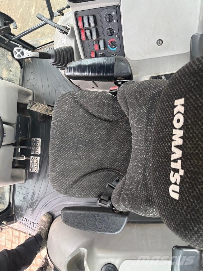 Komatsu WB 97 S Товарач със заден ексватор