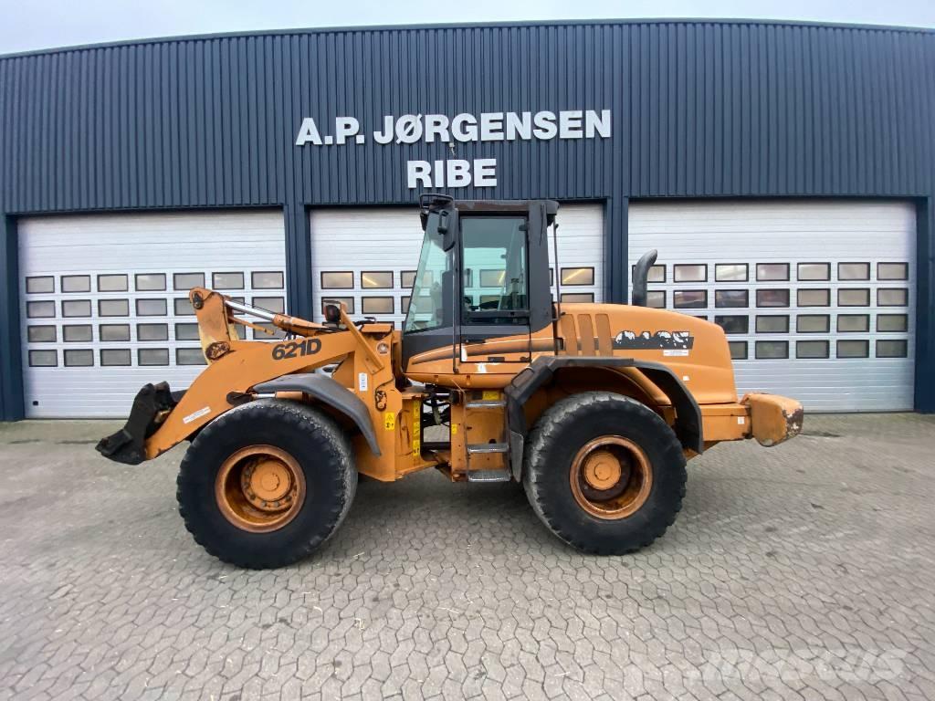 CASE 621 D Колесни товарачи