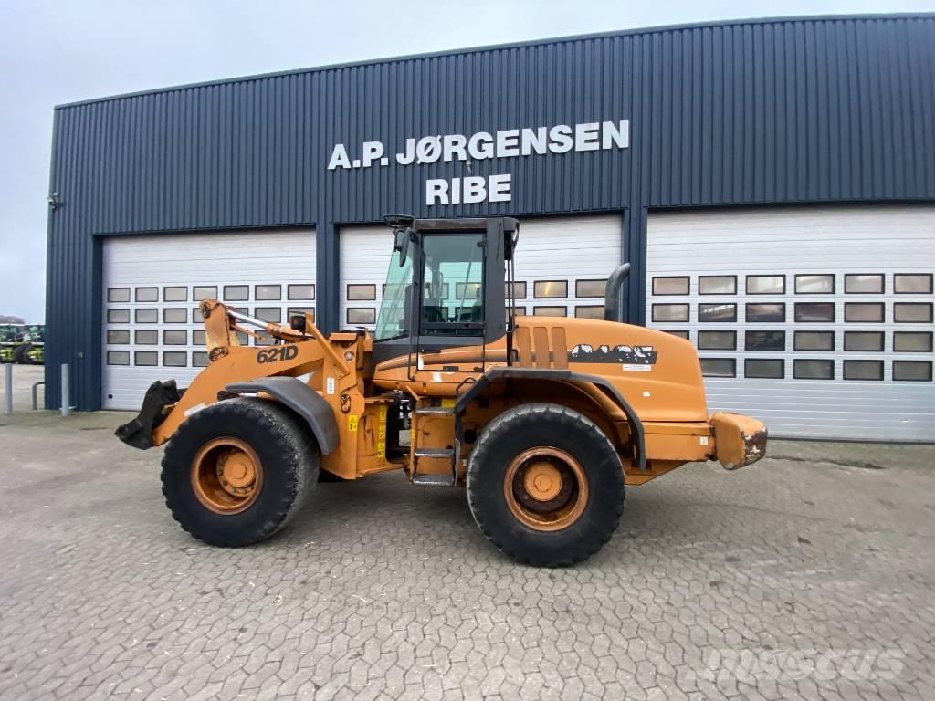 CASE 621 D Колесни товарачи