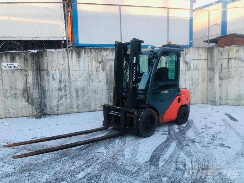 Toyota 52-8 FD JF 35 Дизелови камиони