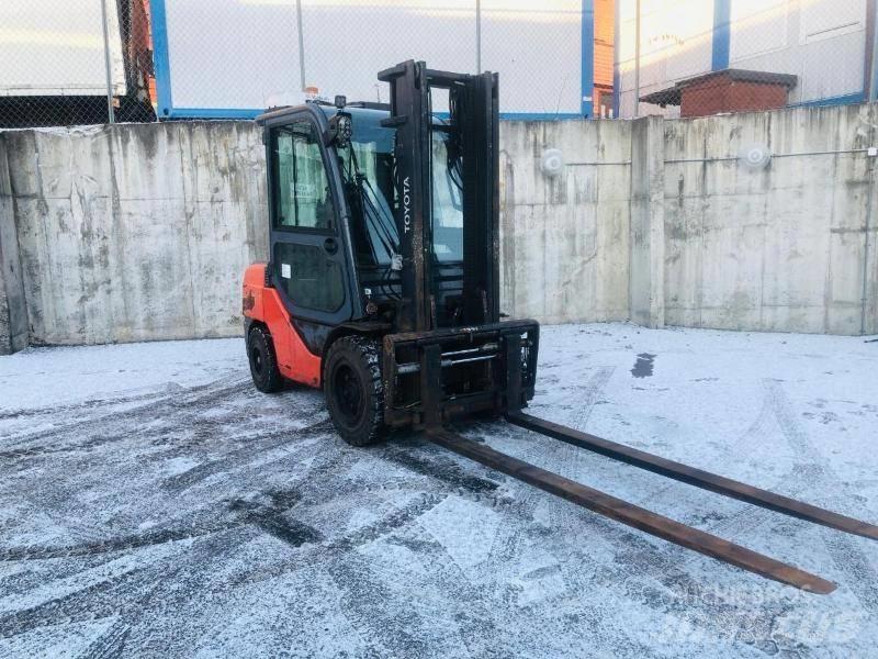 Toyota 52-8 FD JF 35 Дизелови камиони